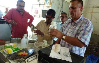 खाद्य विभाग की टीम ने पानी एवं लस्सी के नमूने लिए
