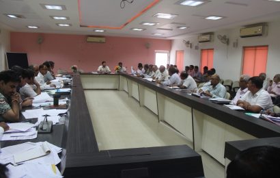 विकास कार्याें मंे अपेक्षित प्रगति लाना सुनिश्चित करेंःगुप्ता