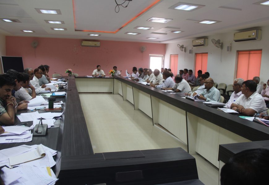 विकास कार्याें मंे अपेक्षित प्रगति लाना सुनिश्चित करेंःगुप्ता